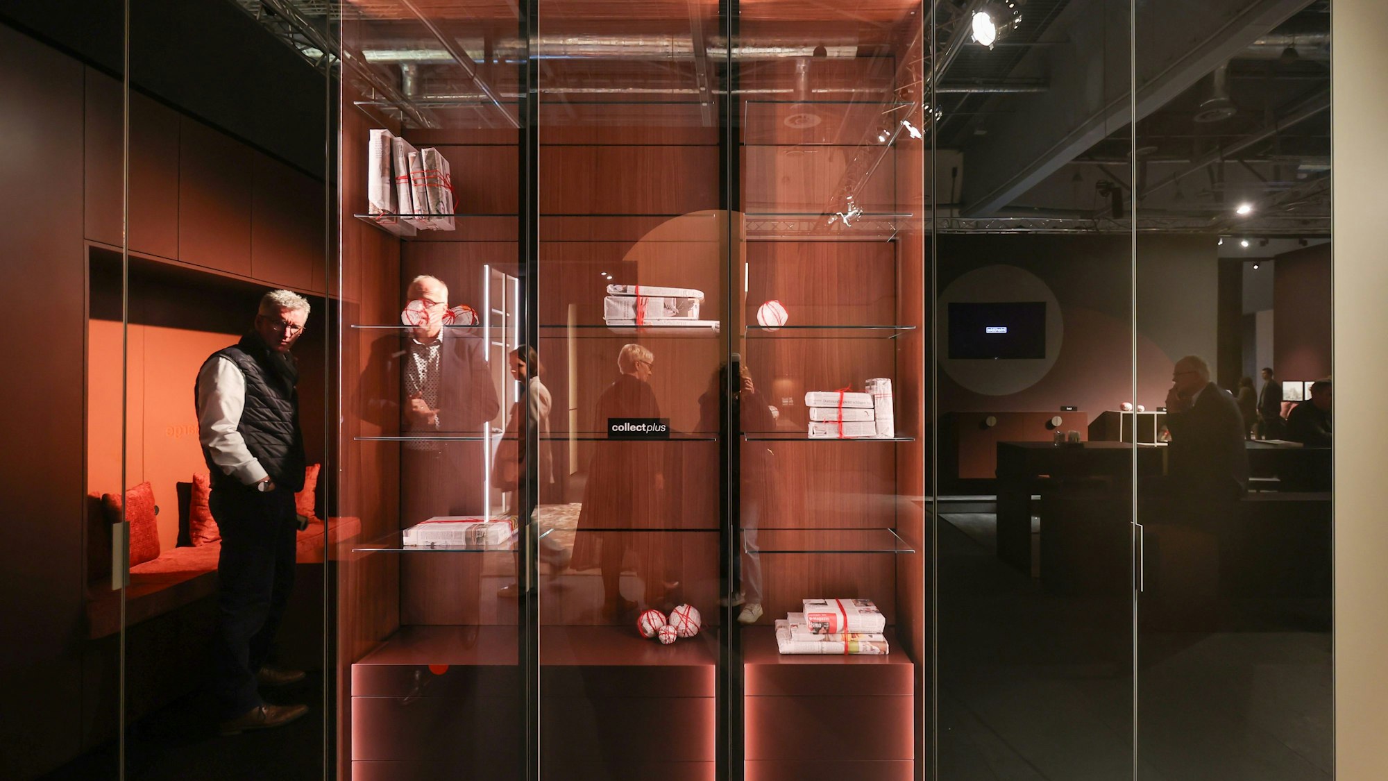 14.01.2024
Köln:
imm
Internationale Möbelmesse
Interlübke
Ankleidezimmer / Schranklösung hier mit Spiegel , den man durchsichtig machen kann
Foto: Martina Goyert