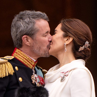 König Frederik X. küsst Königin Mary auf dem Balkon von Schloss Christiansborg in Kopenhagen.