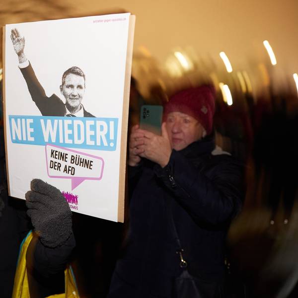 Eine Demonstration unter dem Motto ´AfD Verbot prüfen - jetzt!» am Freitag vor dem Bundeskanzleramt.