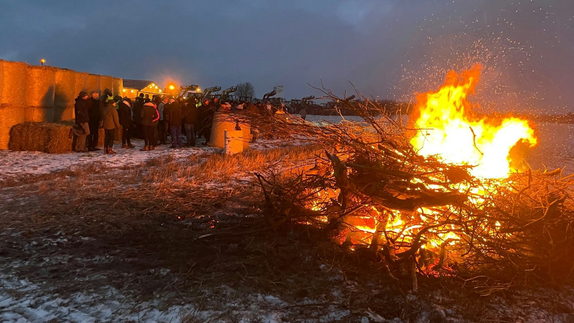 In Wollenberg werden die Proteste am Sonntag fortgesetzt. Auch hier brennt ein Mahnfeuer.