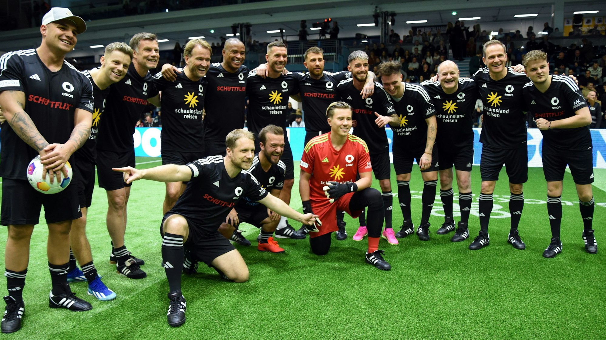 Die Mannschaft von Lukas Podolski präsentiert sich den Fotografen.