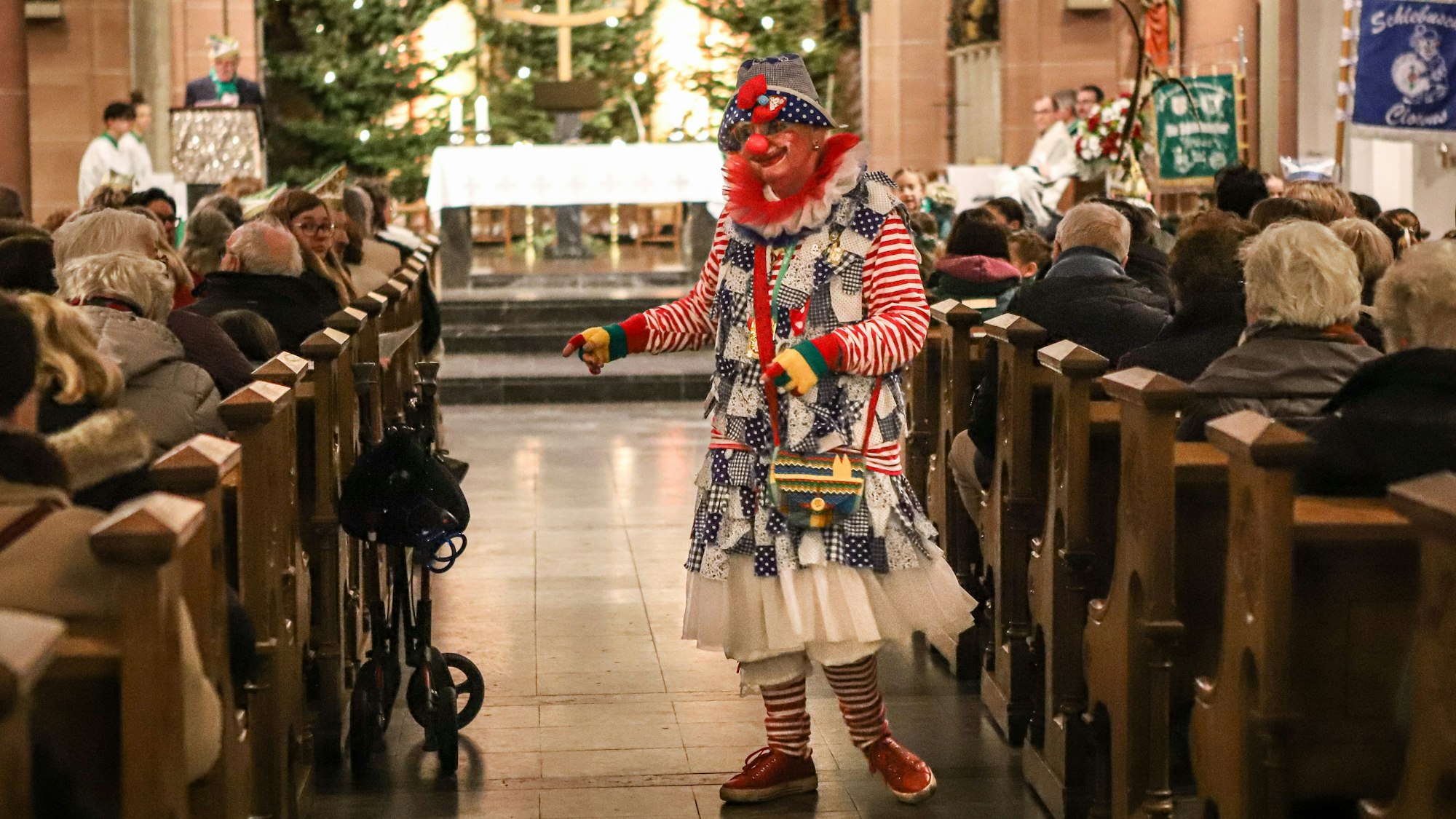 Im Clownskostüm in der Kirche Sant Andreas