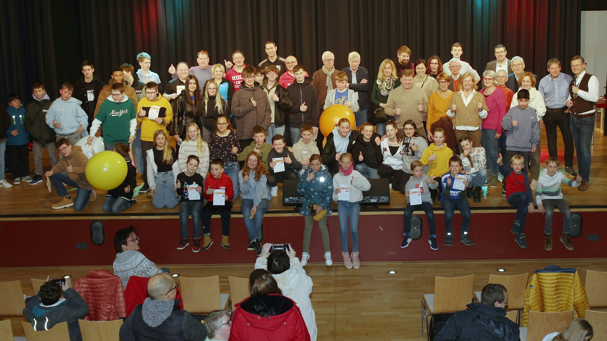 Gruppenfoto verdienter Sportlerinnen und Sportler aus Morsbach.