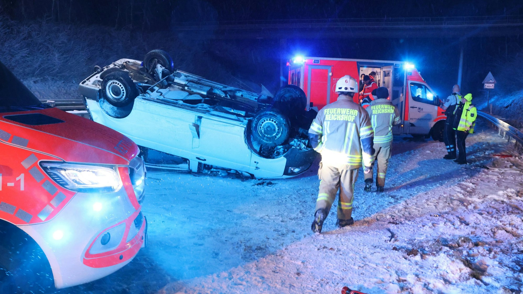 Ein Auto liegt nach einem Unfall auf dem Dach.