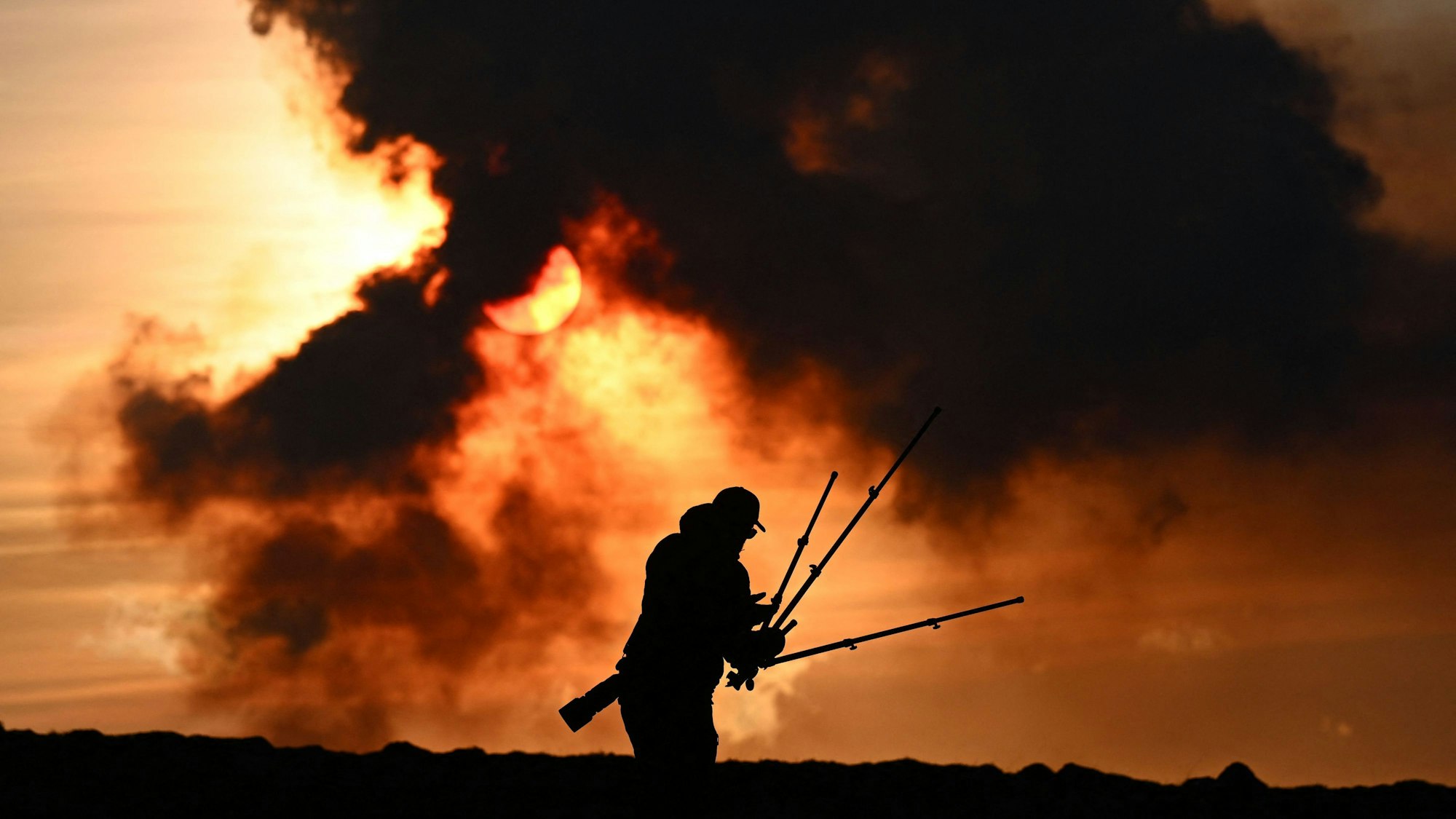 Vulkan-Rauch verdunkel den Himmel nahe Grindavik in Island am 14. Januar.