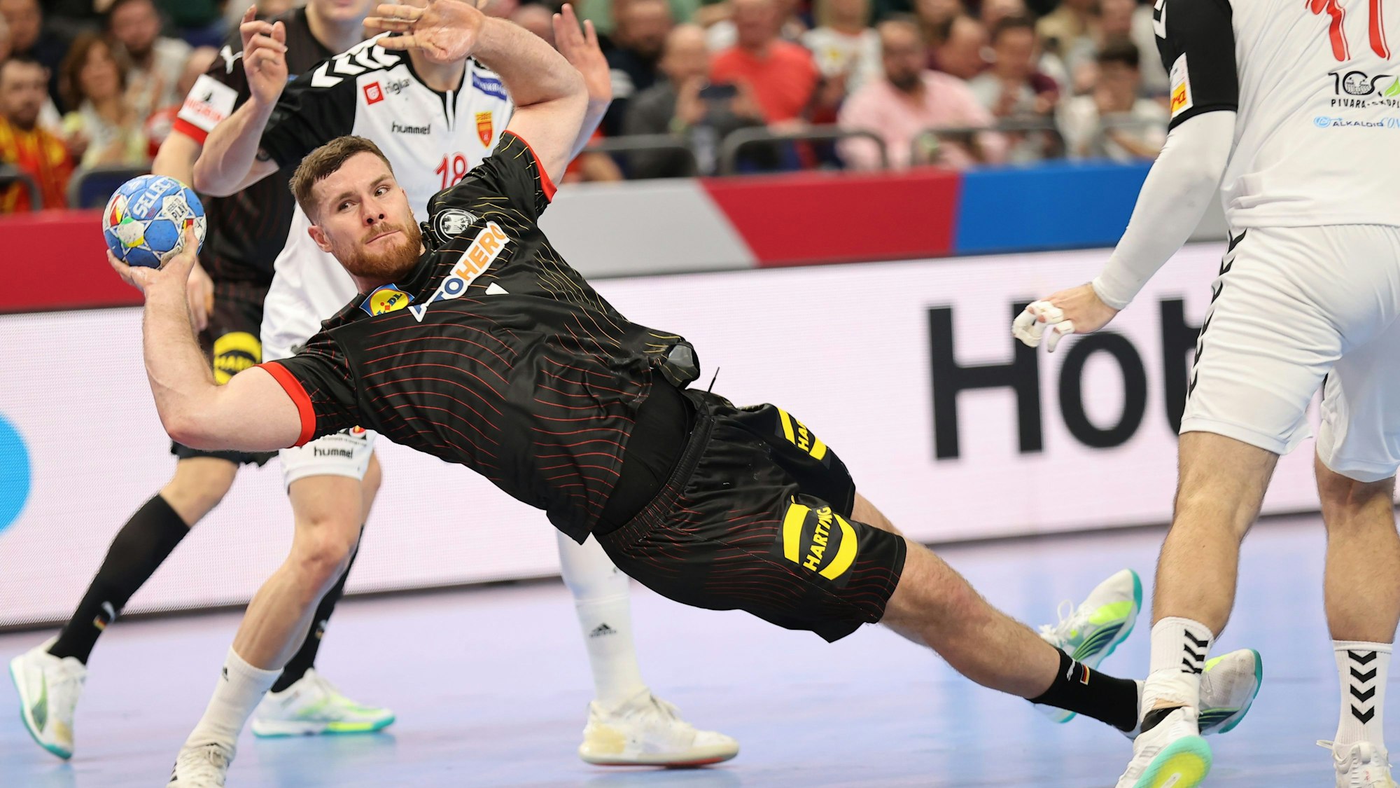 Johannes Golla und die deutsche Nationalmannschaft haben ihr zweites Gruppenspiel bei der Handball-EM gegen Nordmazedonien souverän gewonnen.