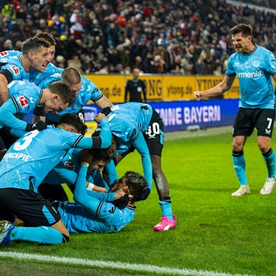 Jubel bei Bayer 04 Leverkusen nach dem wichtigen Siegtreffer von Palacios