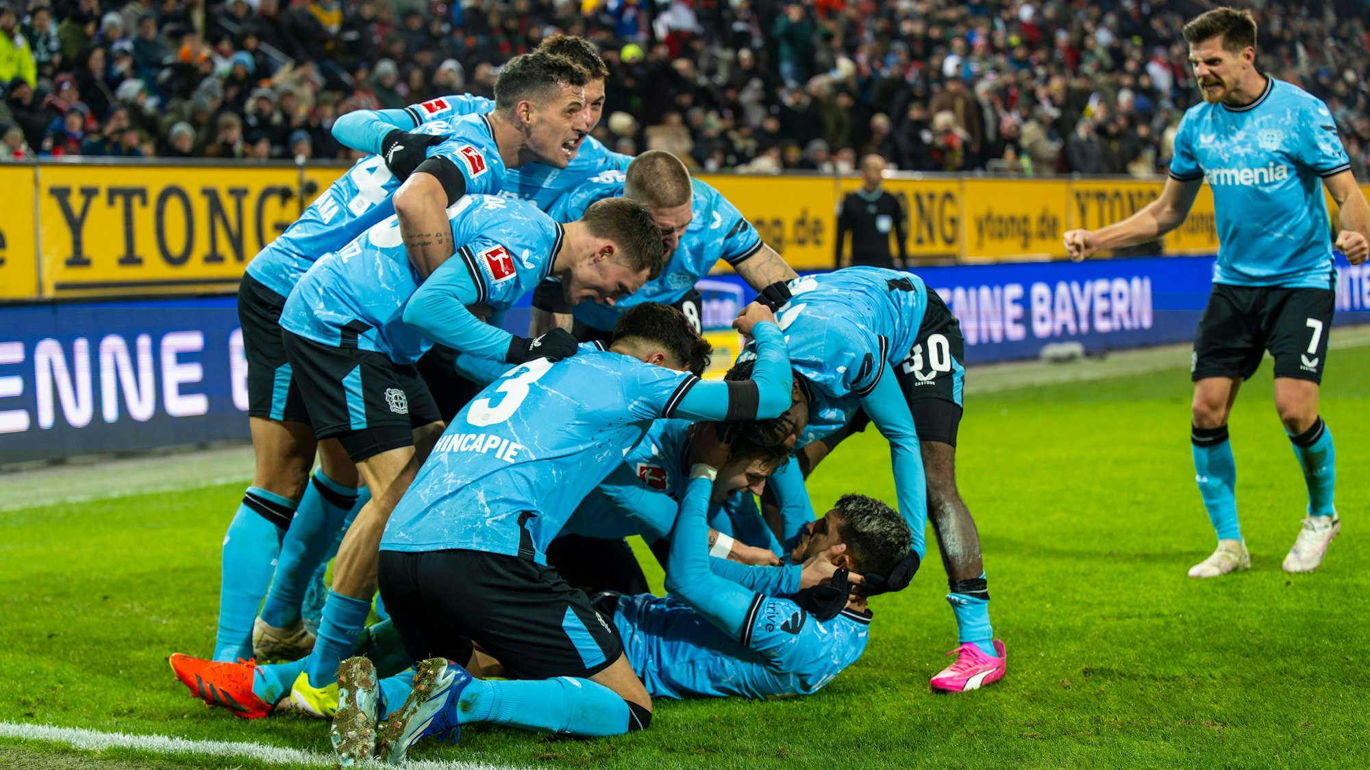 Jubel bei Bayer 04 Leverkusen nach dem wichtigen Siegtreffer von Palacios