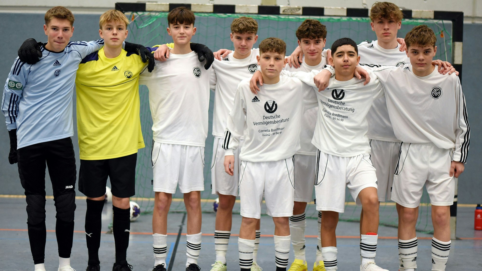 Das Team des Fußballkreises Berg hat sich vor dem Tor aufgestellt.