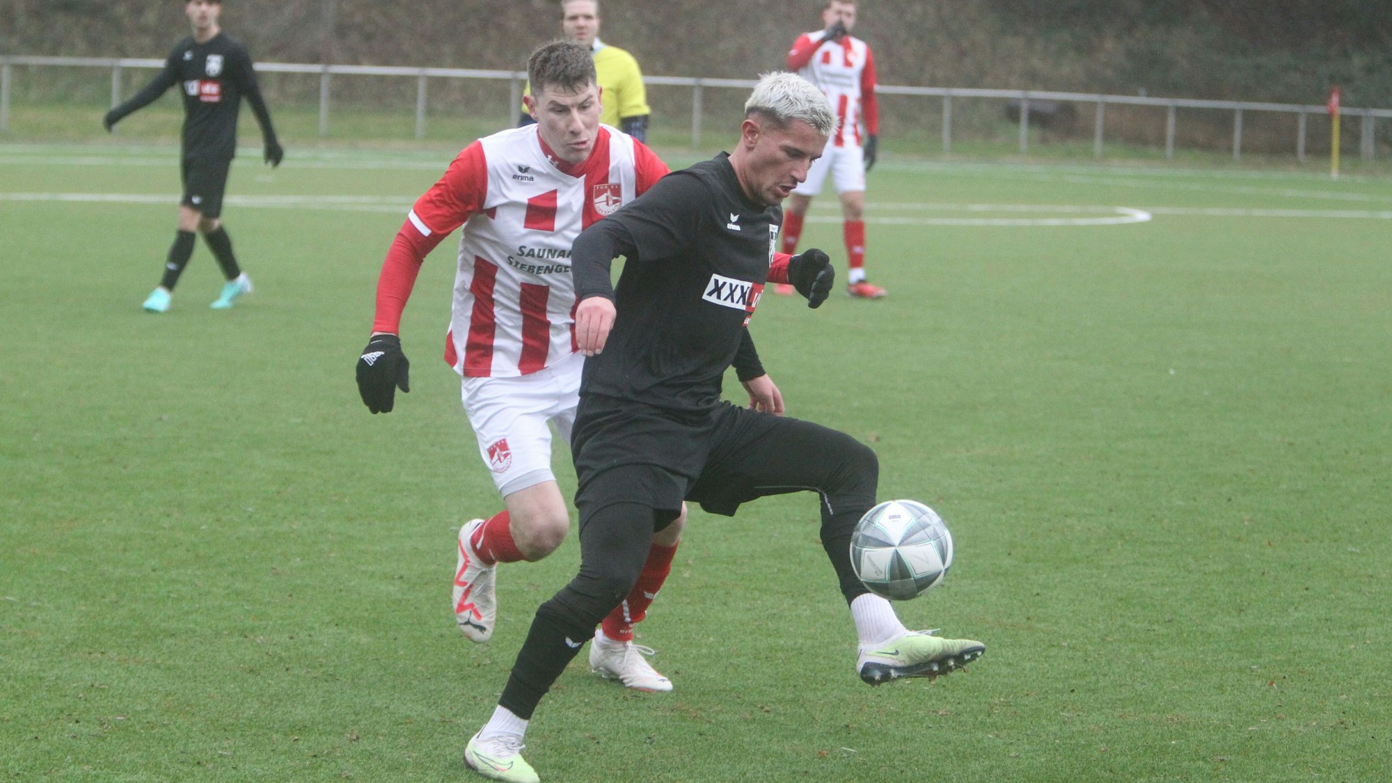 Schenken sich nichts: Adrian Asani (vorne) vom FC Hennef und Martin Krings vom TuS 05 Oberpleis.