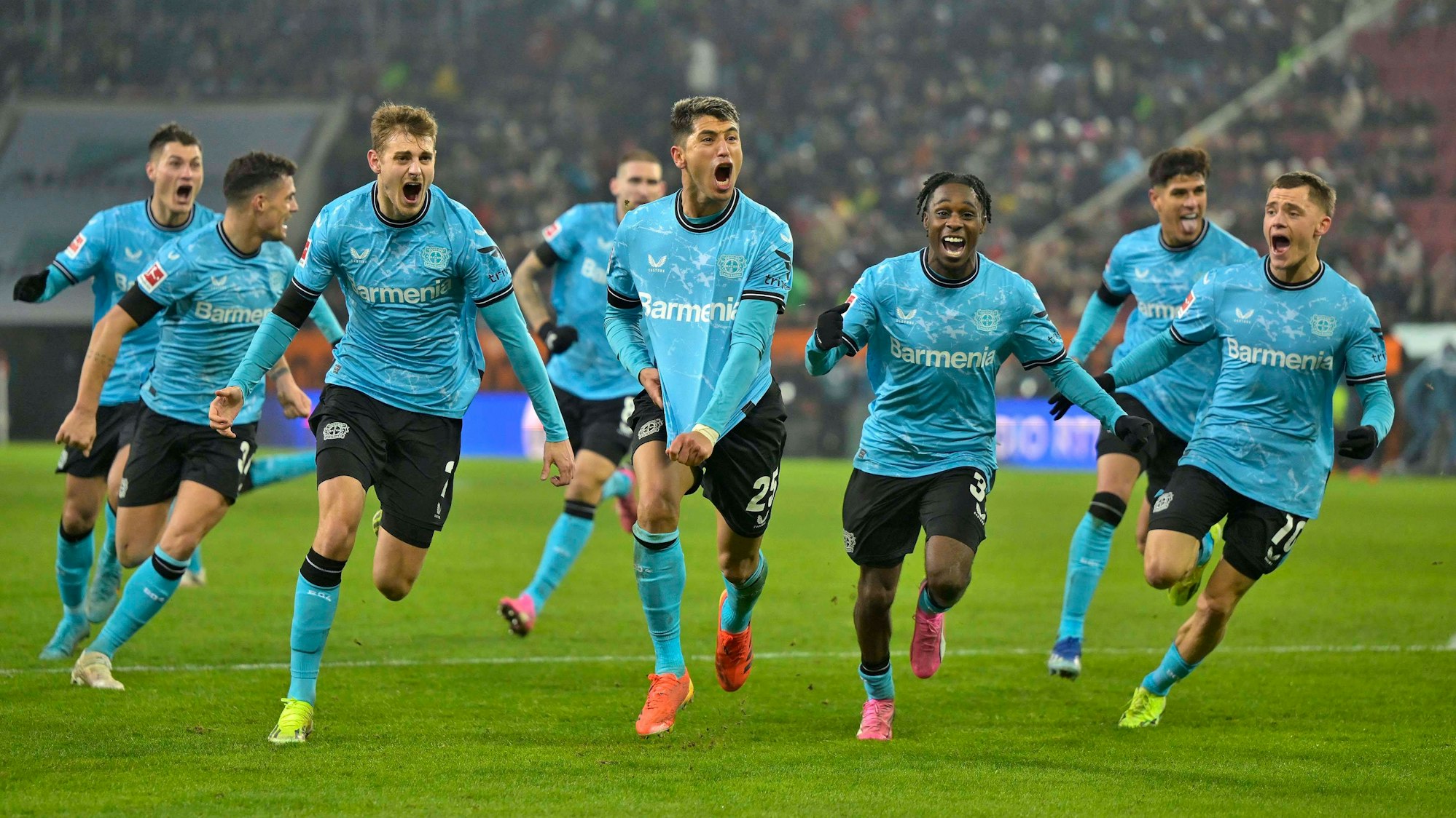 Exequiel Palacios jubelt mit seinen Kollegen über das Siegtor in Augsburg.