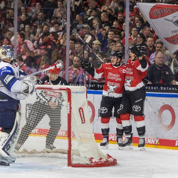 Patrick Sieloff und Louis-Marc Aubry feiern das 1:0 der Haie am Sonntag gegen Schwenningen.