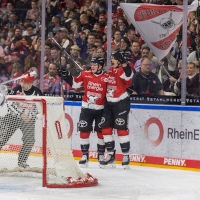 Patrick Sieloff und Louis-Marc Aubry feiern das 1:0 der Haie am Sonntag gegen Schwenningen.