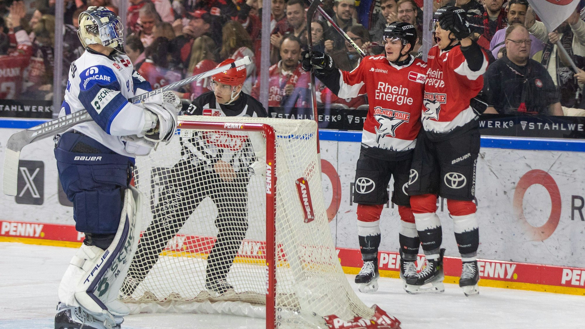 Patrick Sieloff und Louis-Marc Aubry feiern das 1:0 der Haie am Sonntag gegen Schwenningen.