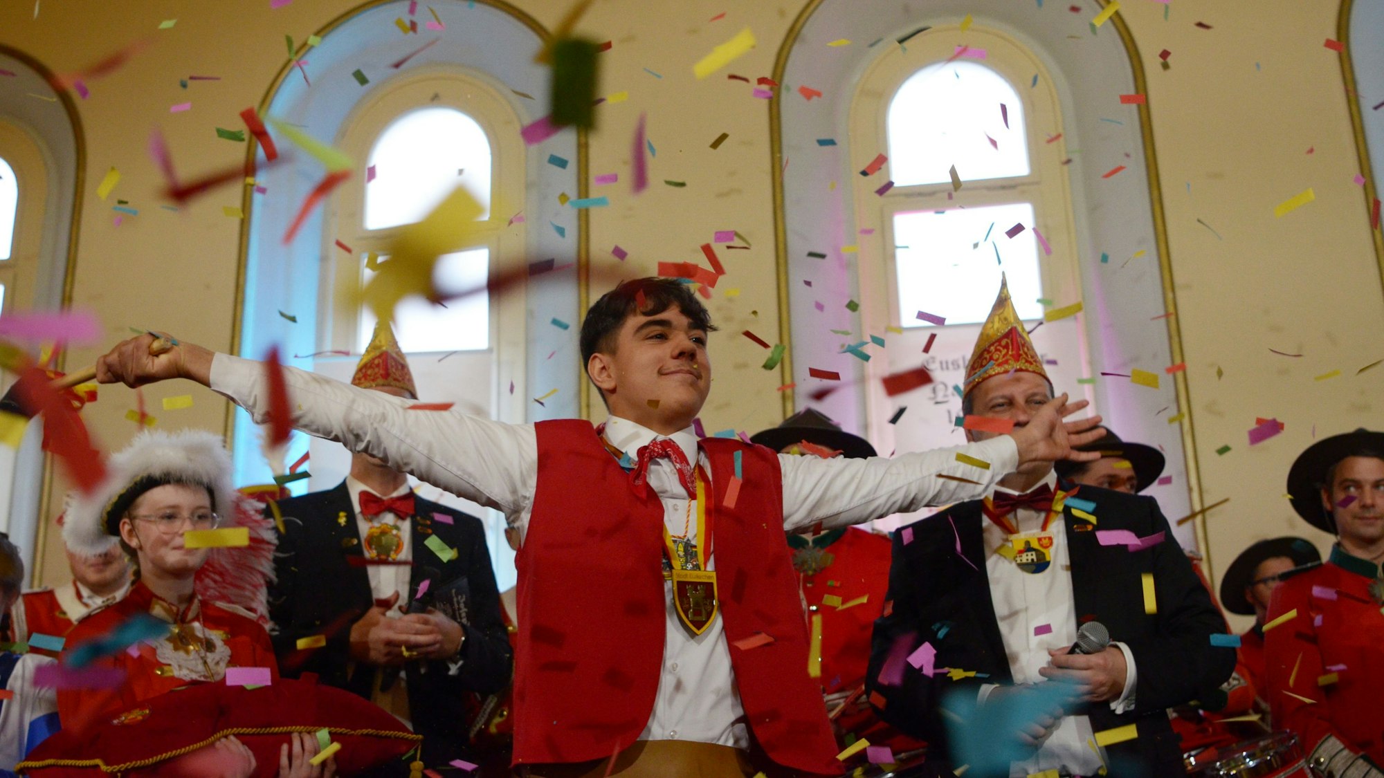 Das Bild zeigt Küfer Ricardo, der im Konfetti-Regen steht.