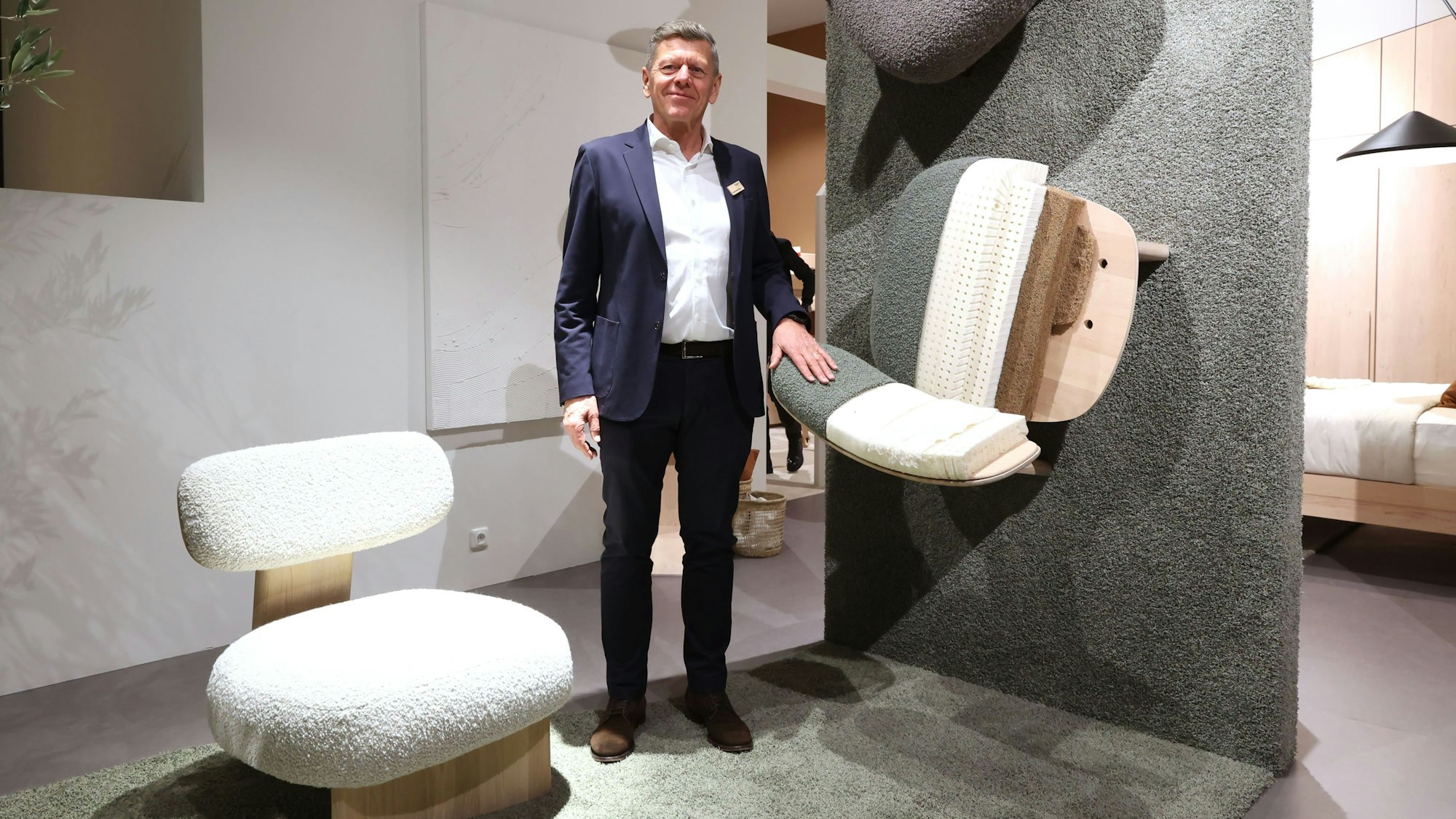 14.01.2024
Köln:
imm
Internationale Möbelmesse
Team 7
Georg Emprechtinger mit dem
Sessel Elliot von Lucia Koldovy
Foto: Martina Goyert