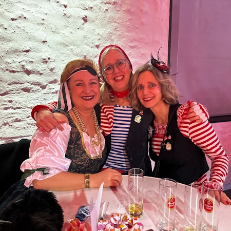 Kostümierte Gäste beim Funkenbiwak