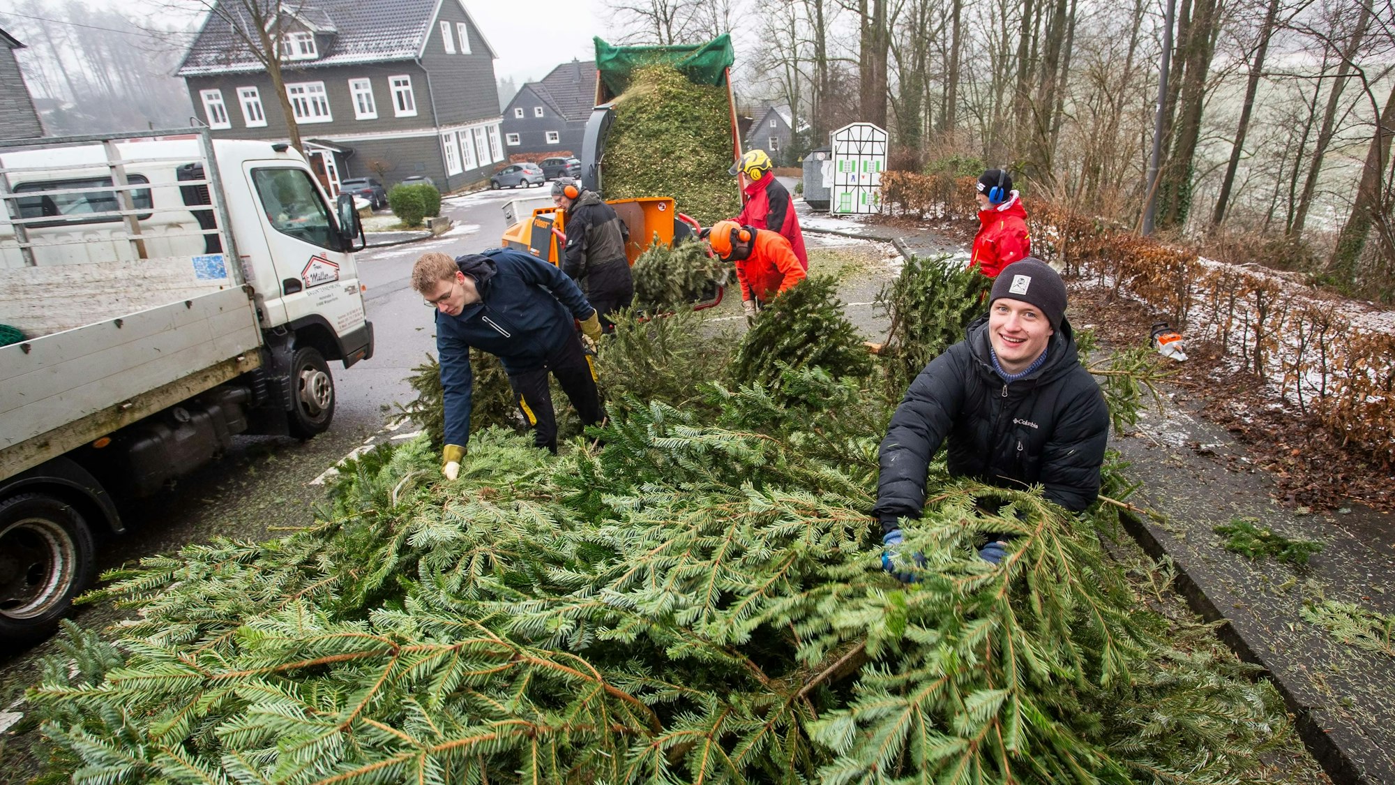 Fleißige Helfer der KJG Wipperfeld häckseln ausrangierten Weihnachtsbäume zu Kleinholz.