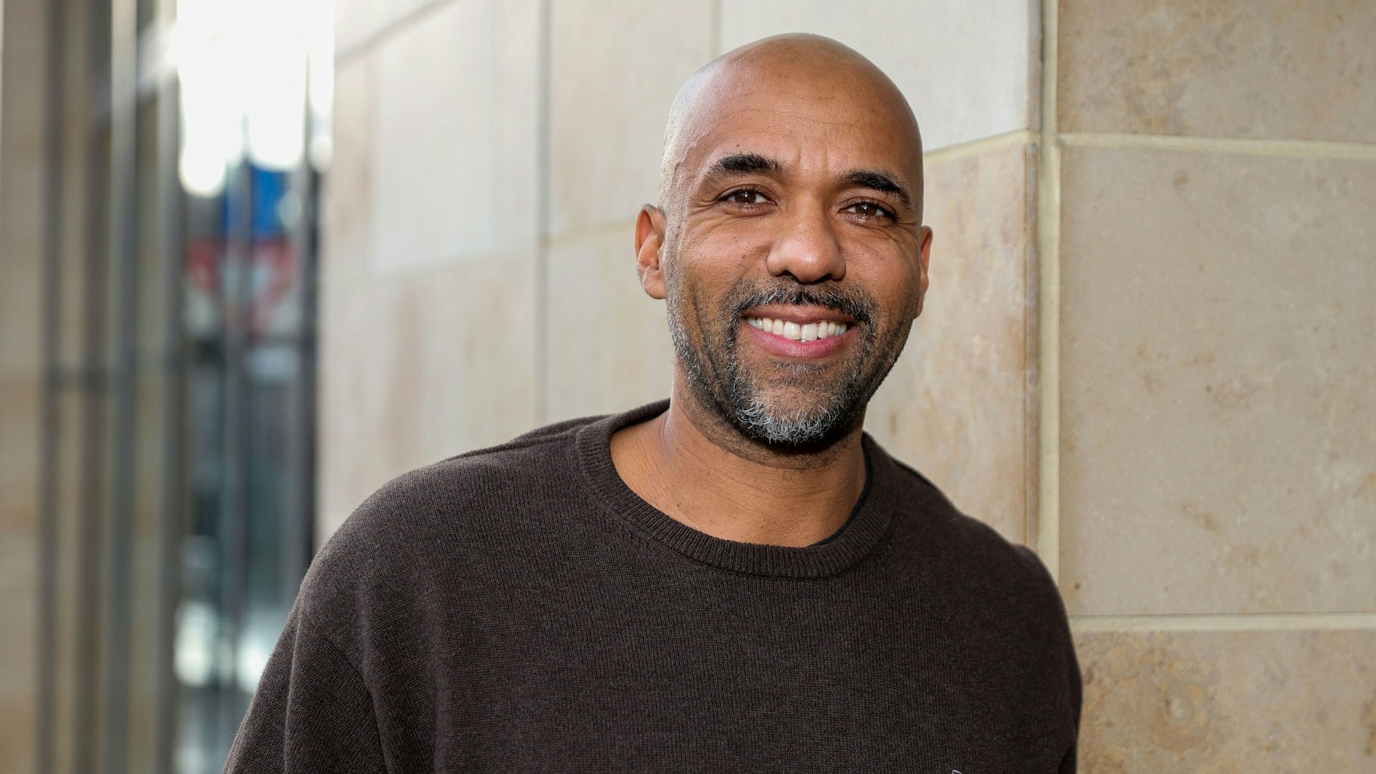 Clifford Opoku-Afari lehnt an einer Wand vor seinem Studio.