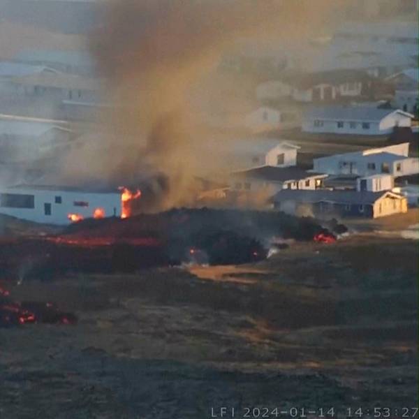 Dieses Foto zeigt Lava neben einem Gebäude in der Nähe der Stadt Grindavík. Die Lava hat mehrere Häuser zerstört.