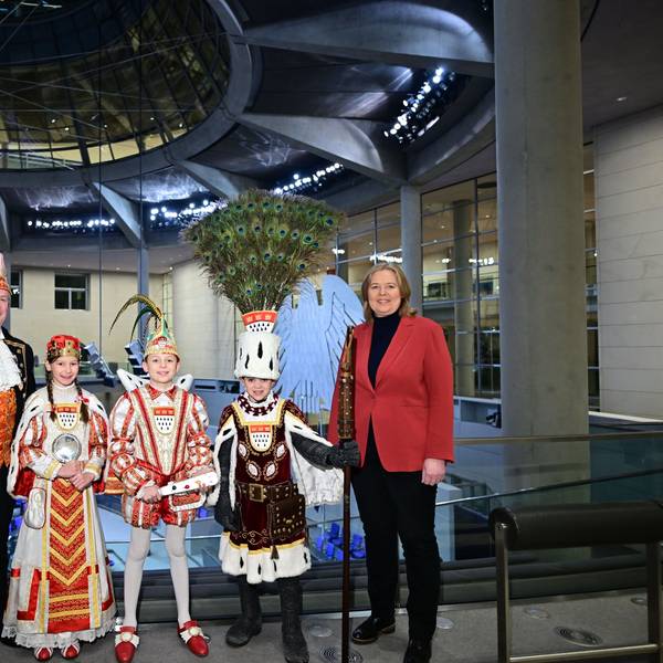 Kölner Kinderdreigestirn mit Festkomitee-Präsident Christoph Kuckelkron und Bundestagspräsidentin Bärbel Bas.