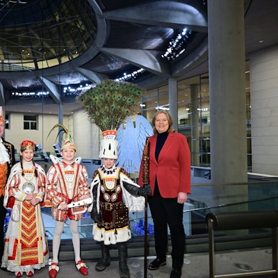 Kölner Kinderdreigestirn mit Festkomitee-Präsident Christoph Kuckelkron und Bundestagspräsidentin Bärbel Bas.