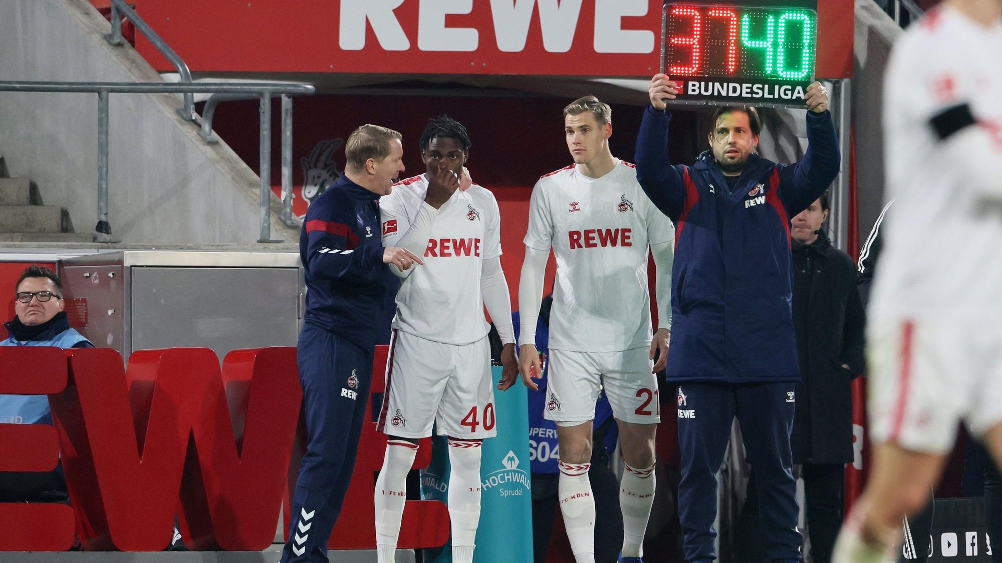 FC-Trainer Timo Schultz bei der Einwechslung von Faride Alidou und Steffen Tigges.