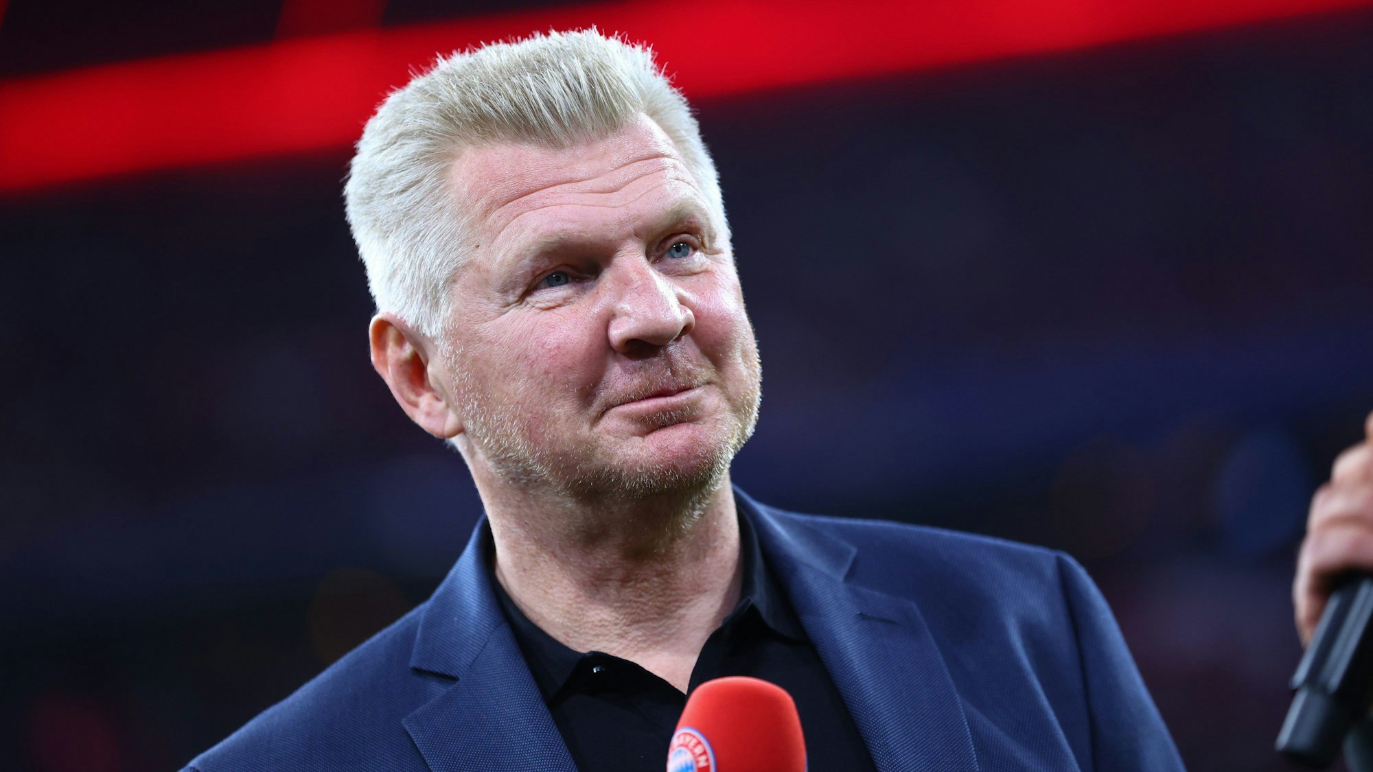 Der ehemalige Fußballprofi Stefan Effenberg am Mikrofon.