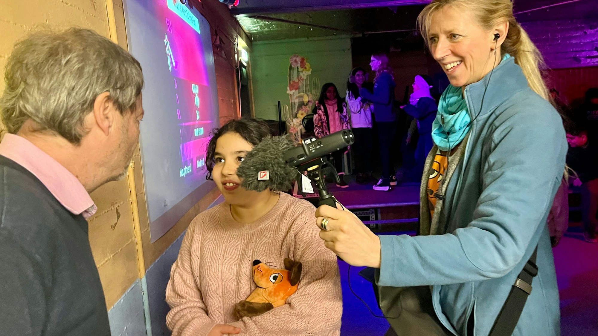 4a der Theodor-Fontane-Schule ist als "MausKlasse" im Bunker unterwegs, Insa Backe und Lina interviewen Reiner Hilken