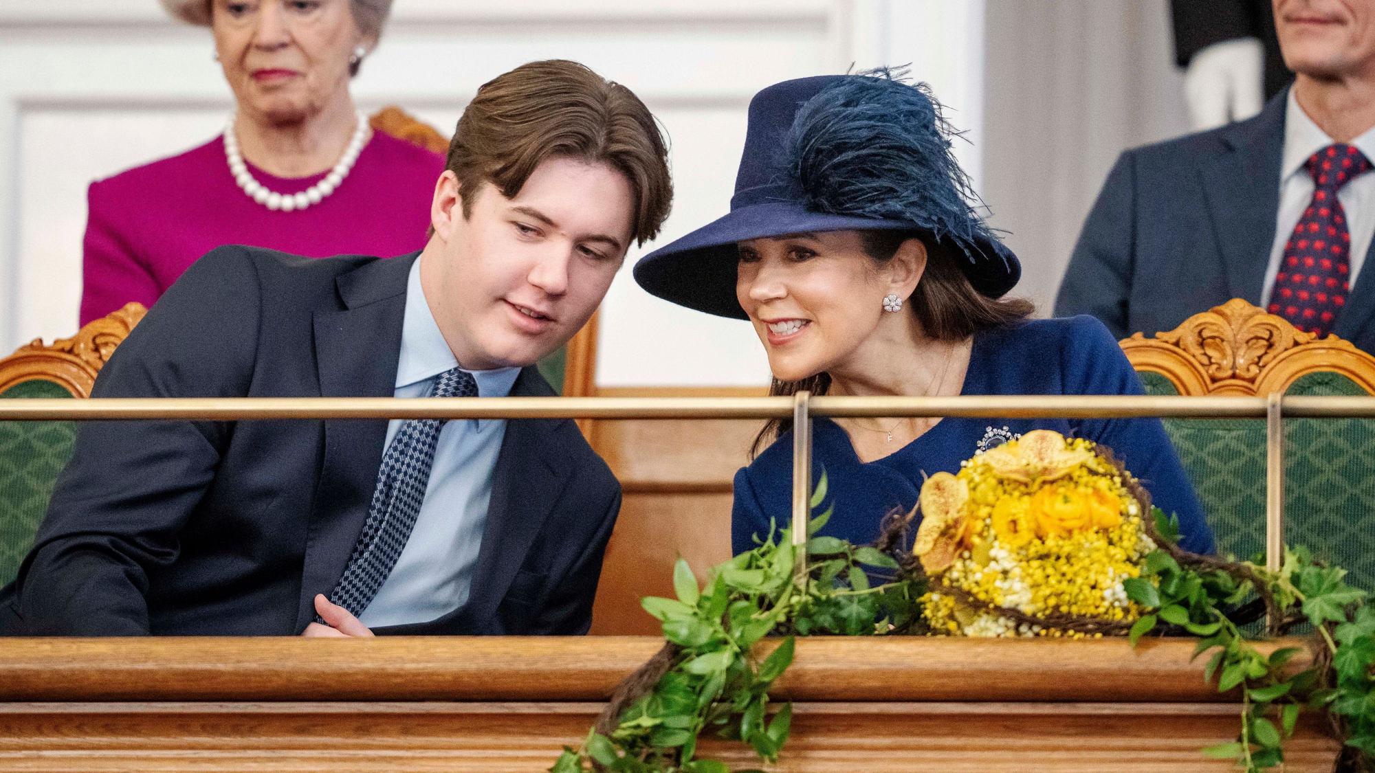 Königin Mary (r) und Kronprinz Christian sprechen vor dem dänischen Parlament, dem Folketingsalen, im Schloss Christiansborg in Kopenhagen.