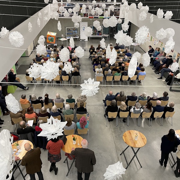 Ein Saal mit Empore, von oben fotografiert