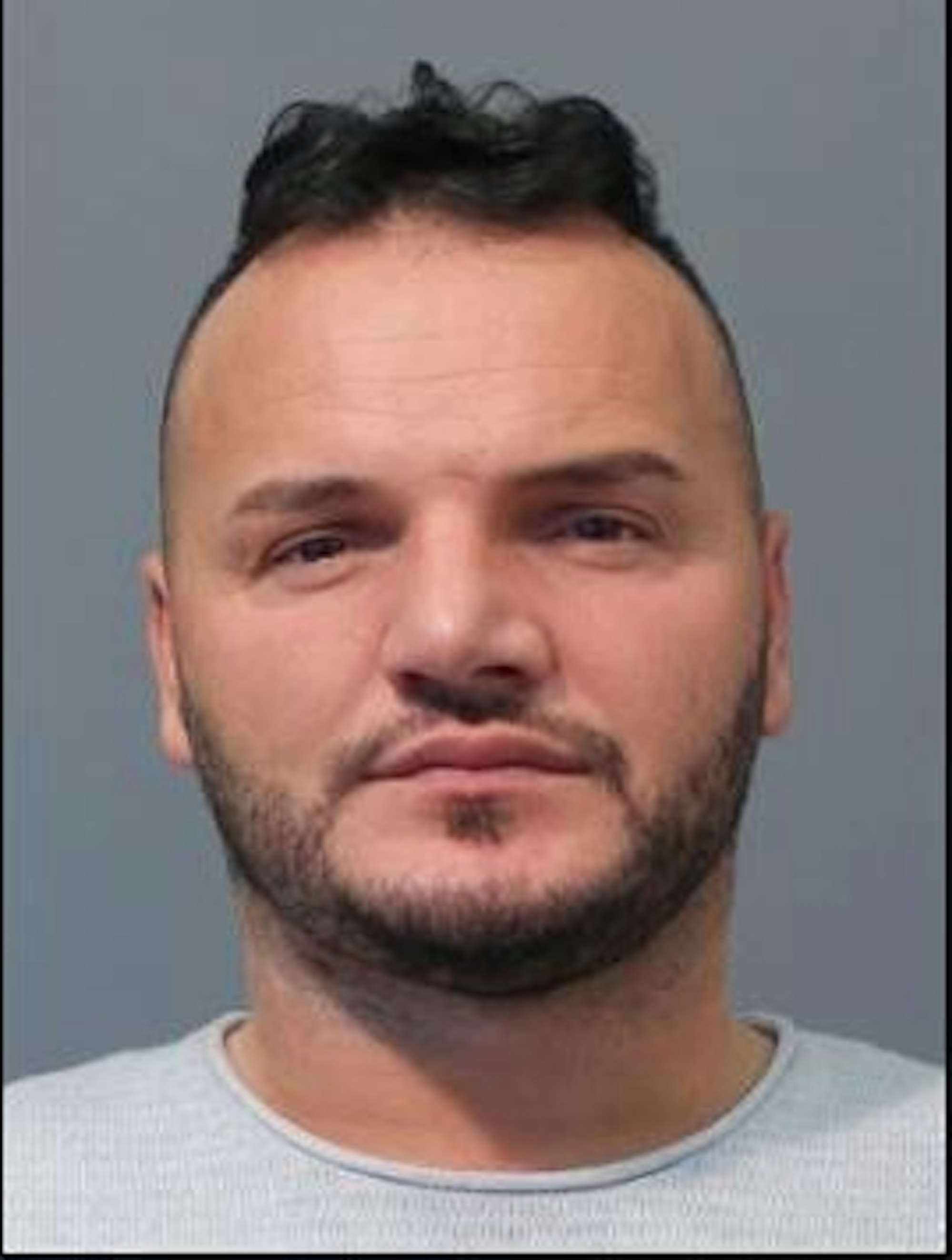 Die Polizei sucht nach dem Verdächtigen Visar B. aus Bornheim.