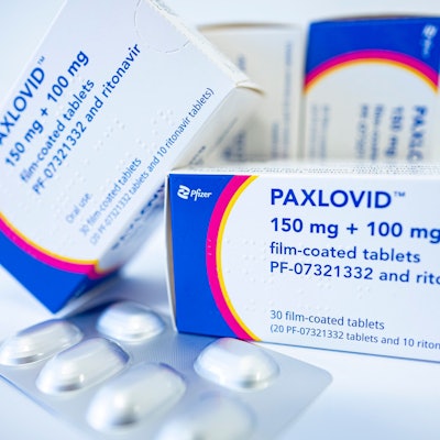 Das Medikament Paxlovid gegen Covid-19 vom Hersteller Pfizer liegt auf einem Tisch.