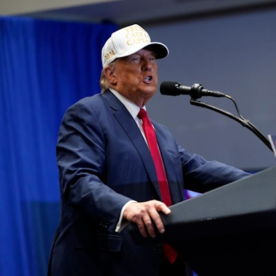 Donald Trump, ehemaliger Präsident der USA und republikanischer Präsidentschaftskandidat, spricht bei einer Kundgebung am Simpson College.