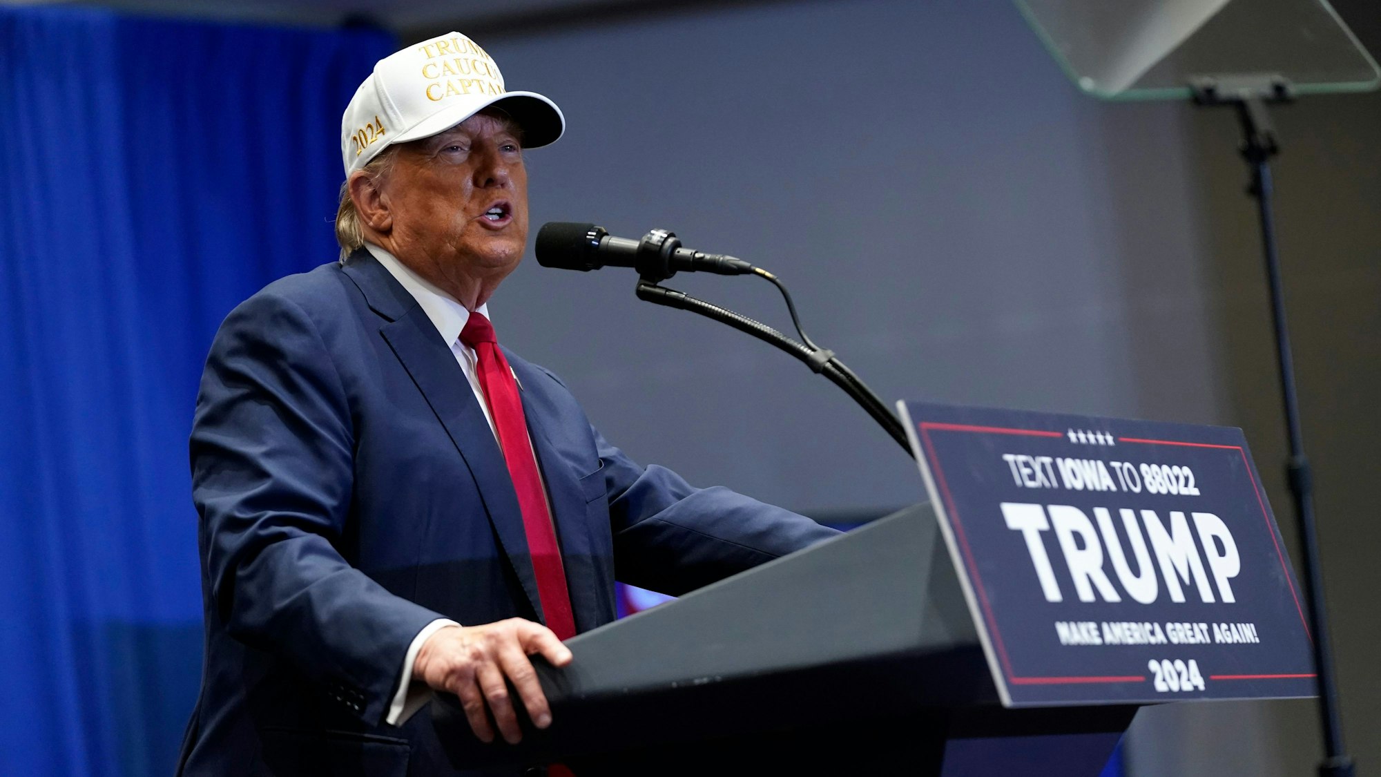 Donald Trump, ehemaliger Präsident der USA und republikanischer Präsidentschaftskandidat, spricht bei einer Kundgebung am Simpson College.