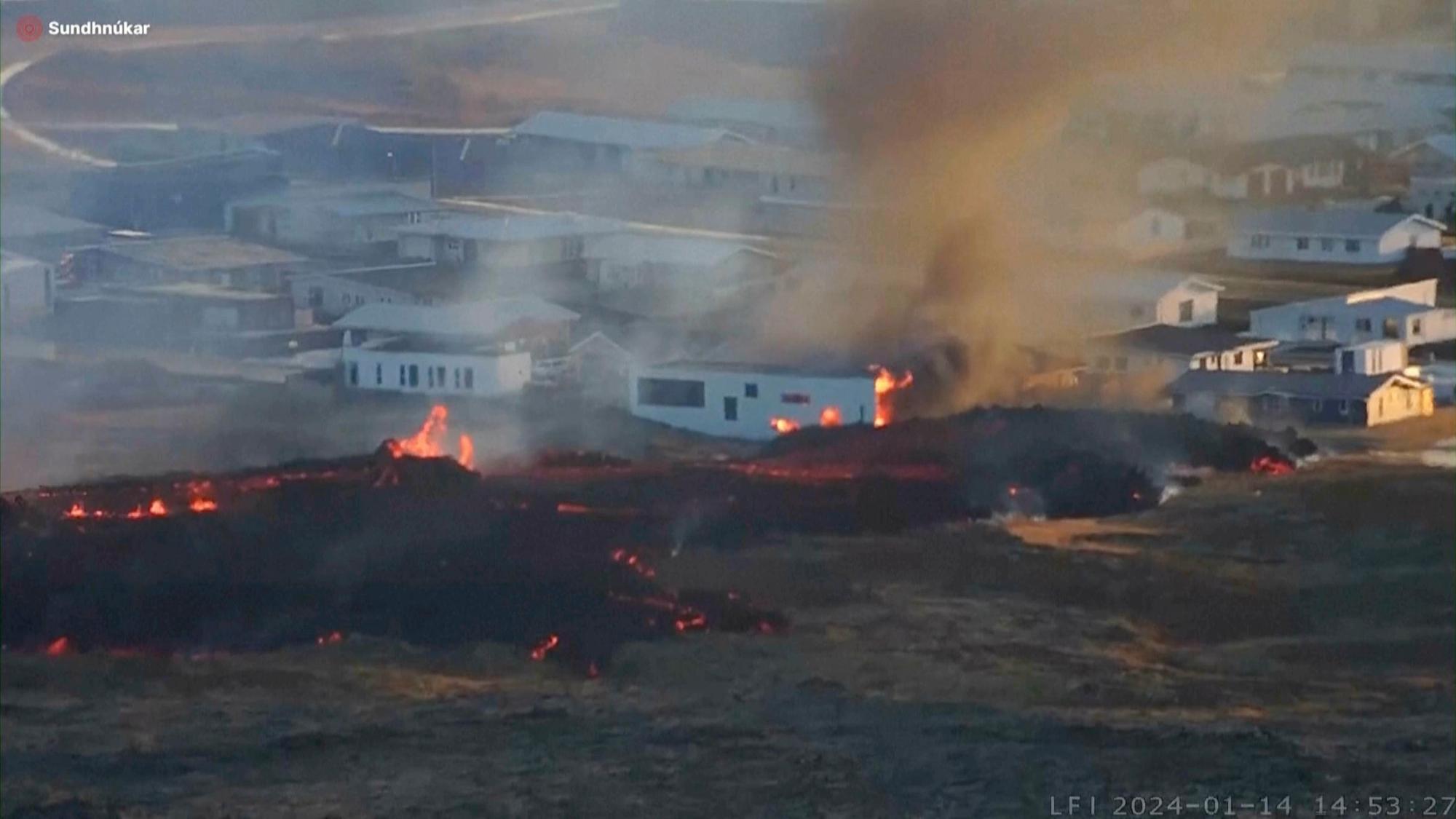 Lava fließt auf Häuser in der isländischen Stadt Grindavik.