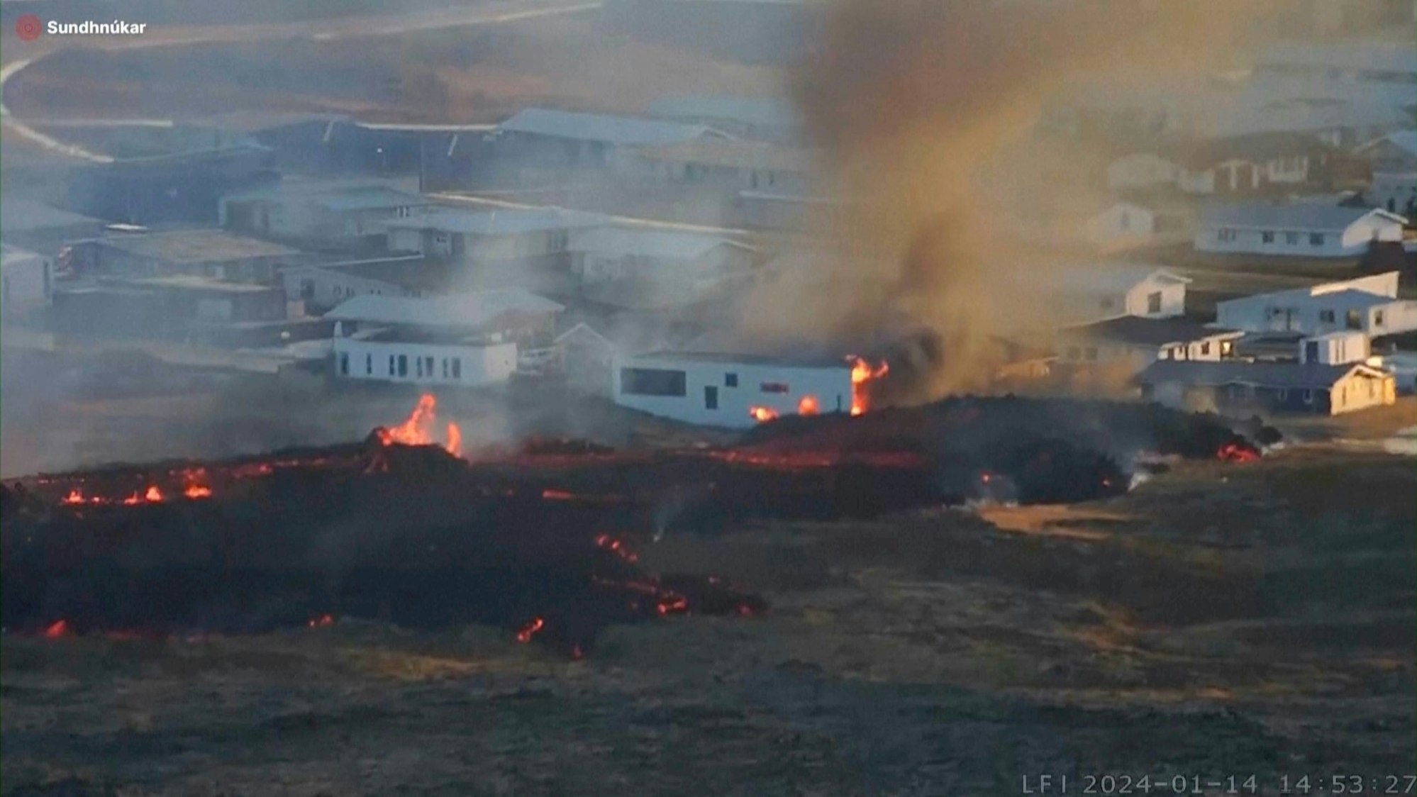 Lava fließt auf Häuser in der isländischen Stadt Grindavik.
