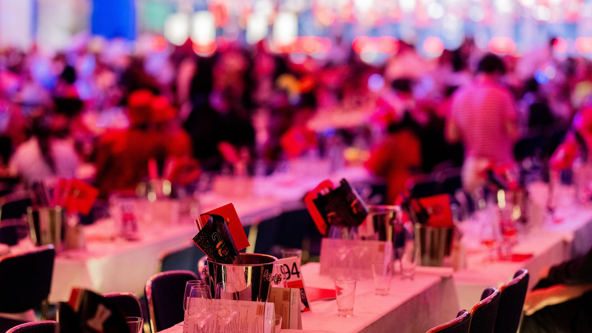 Leere Tische bei einer Karnevalssitzung.