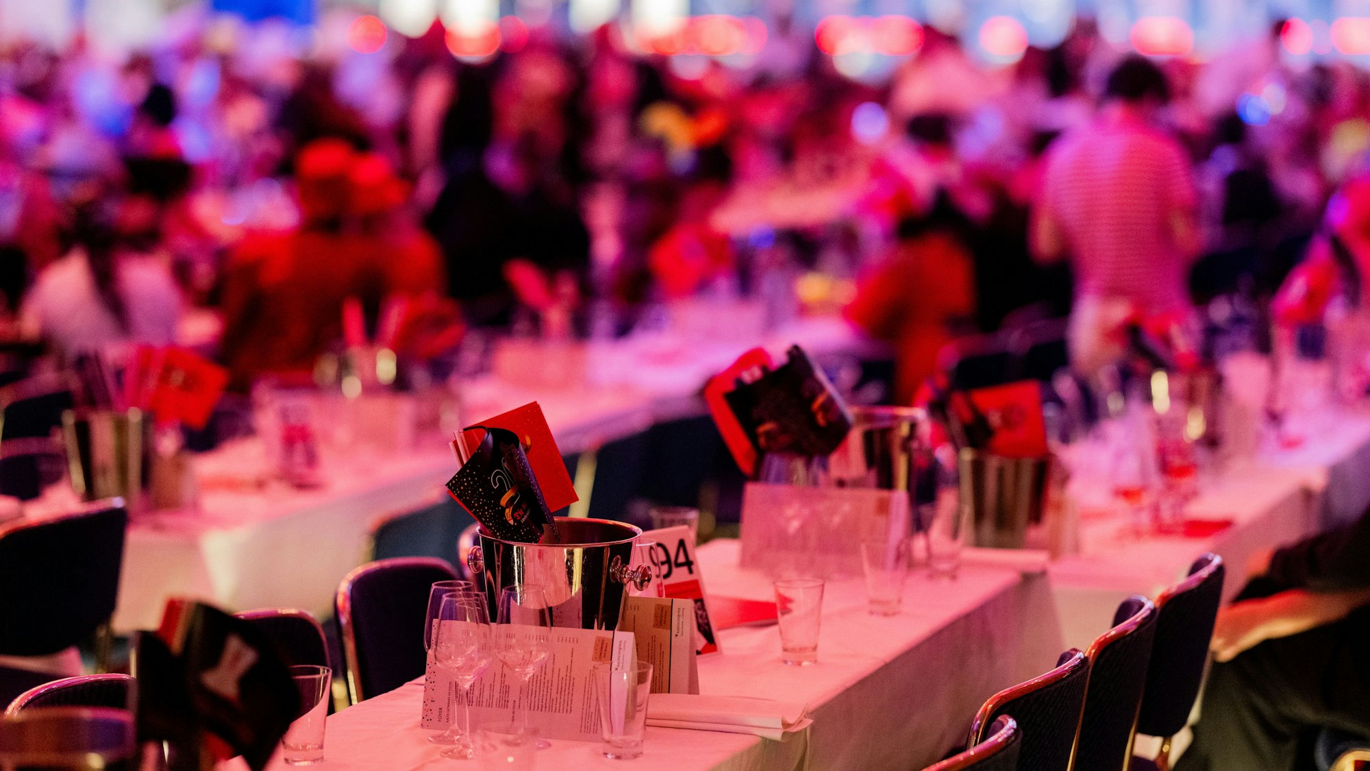 Leere Tische bei einer Karnevalssitzung.