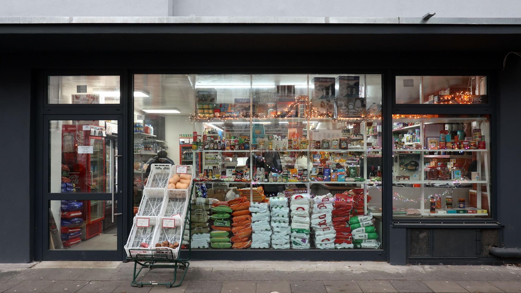Blick auf de Schaufenster des „Asian & Afroshop“