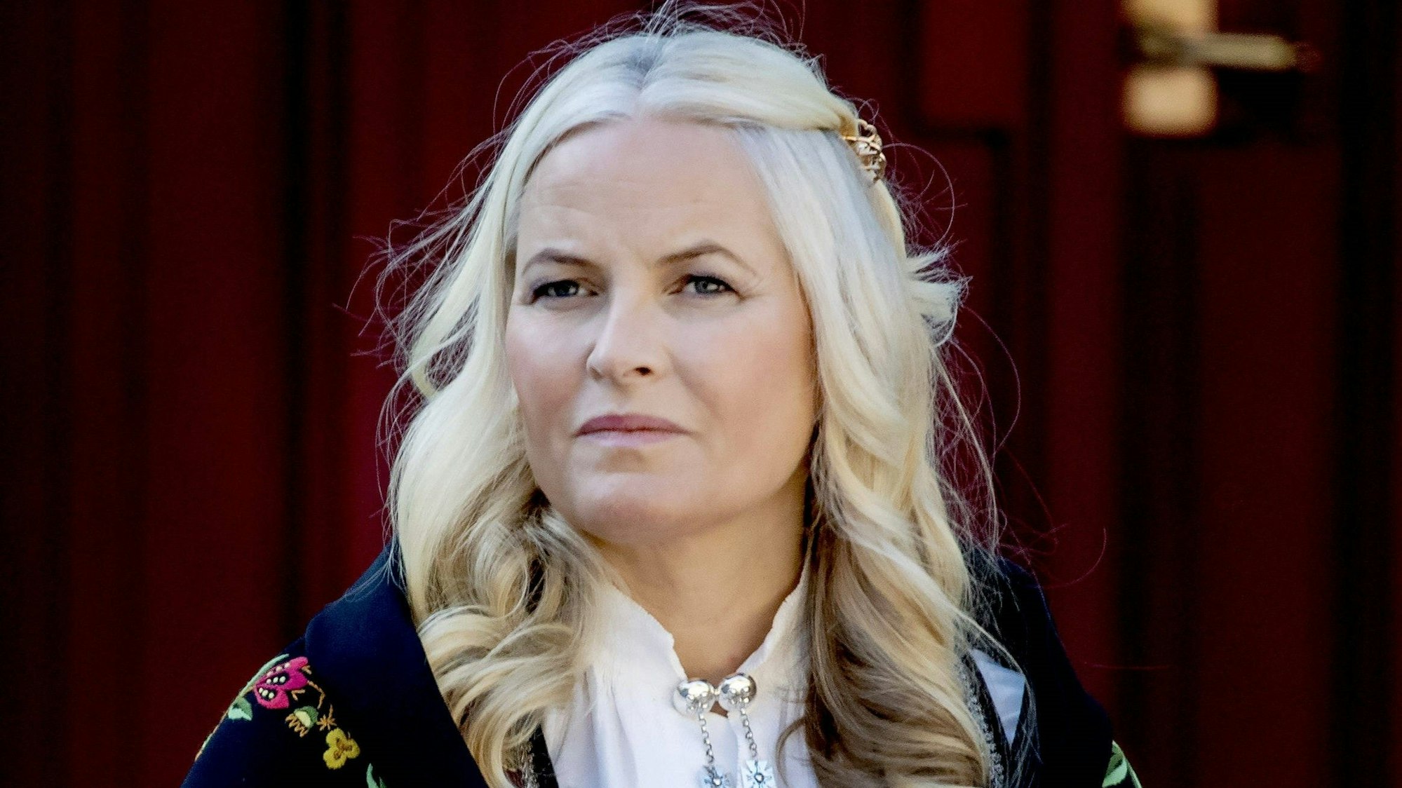 Mette-Marit in Tracht.