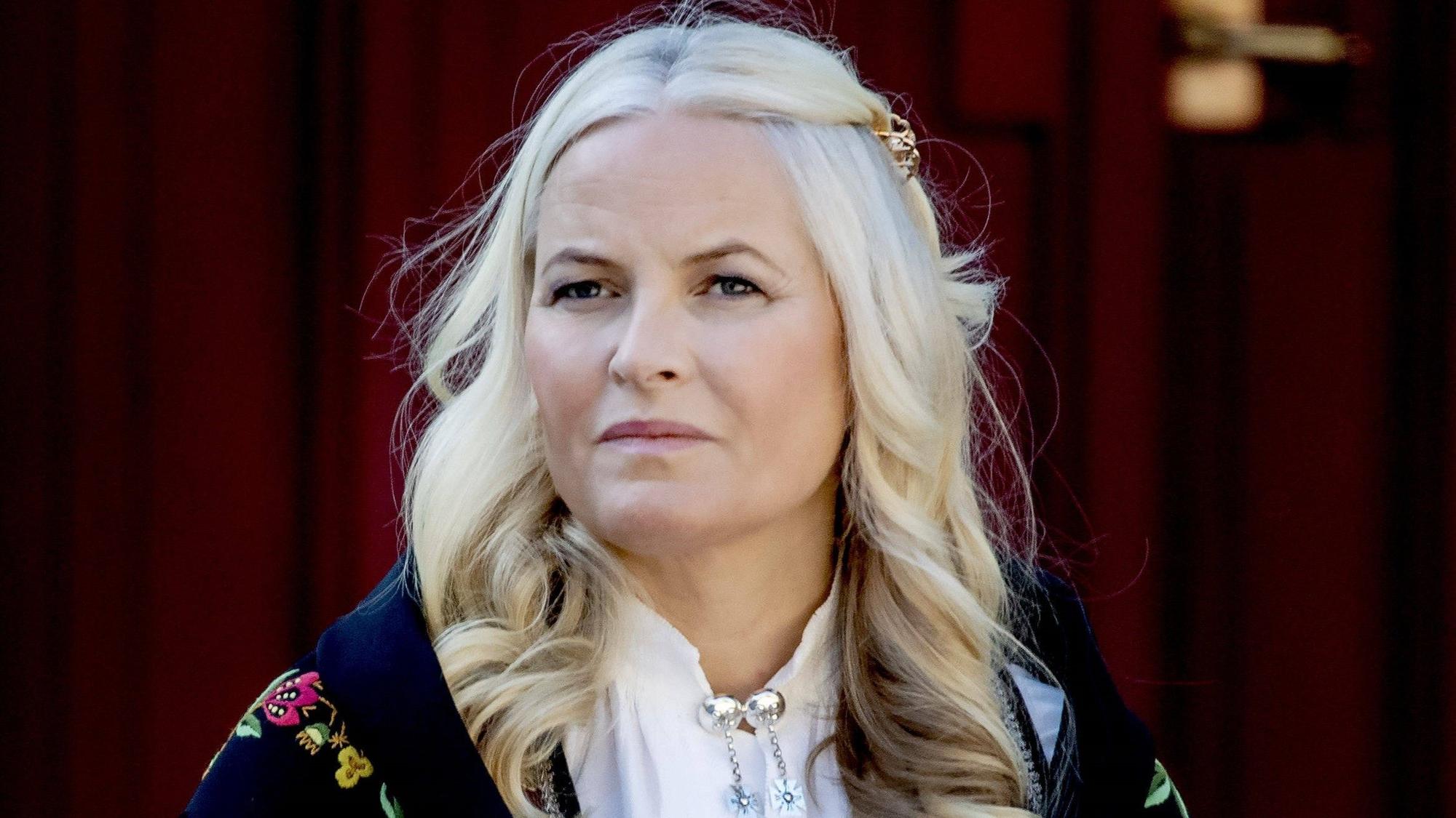 Kronprinzessin Mette-Marit schaut ernst.