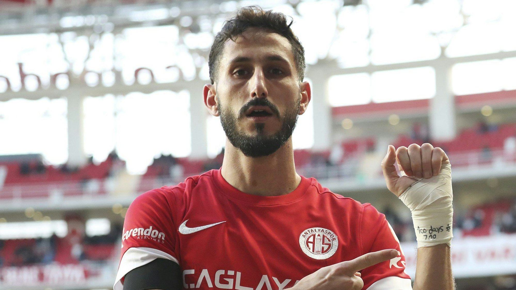 Kleine Botschaft, große Wirkung: Sagiv Jehezkel von Antalyaspor zeigt nach einem Tor auf seinen bandagierten Arm. Die türkische Justiz ermittelt nach einem Torjubel gegen den israelischen Fußball-Profi Sagiv Jehezkel.