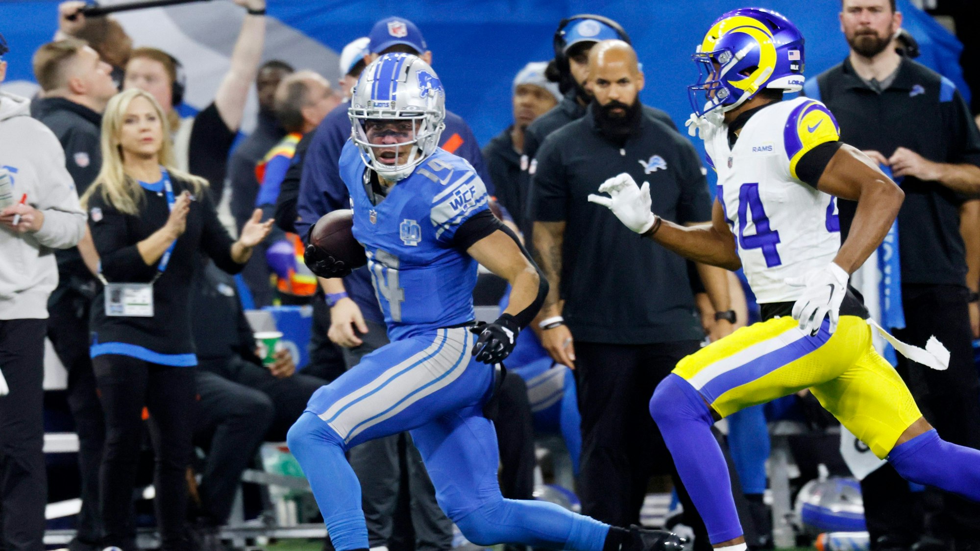 Amon-Ra St. Brown (14), Wide Receiver der Detroit Lions, wird von Ahkello Witherspoon (44), Cornerback der Los Angeles Rams, verfolgt.