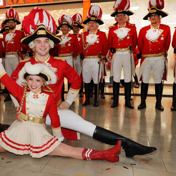 Strahlen: Der neue Tanzoffizier Conrad Wirth und Tanzmarie Leonie Bochnig sind das Tanzpaar der Gladbacher Prinzengarde.