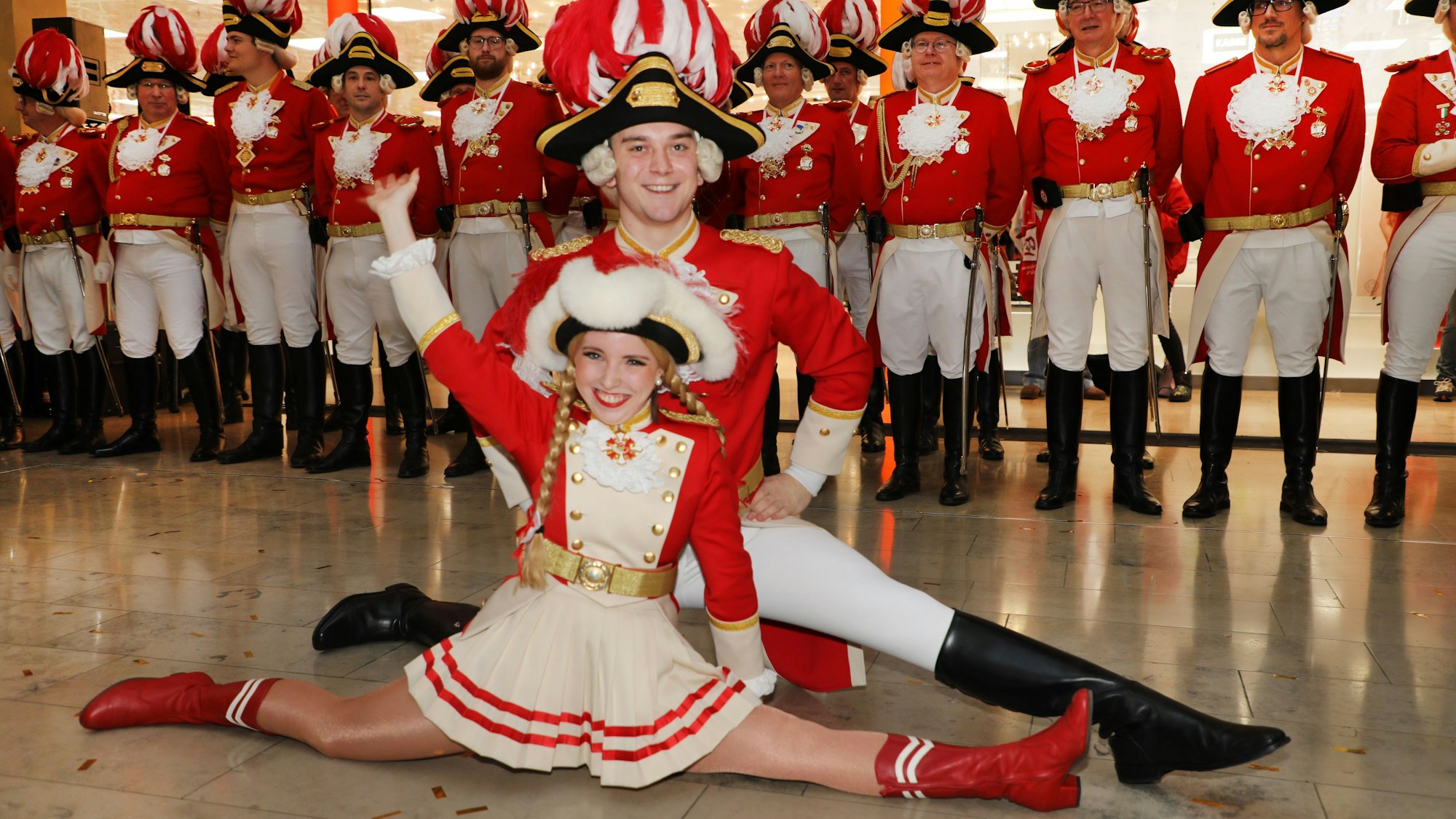 Strahlen: Der neue Tanzoffizier Conrad Wirth und Tanzmarie Leonie Bochnig sind das Tanzpaar der Gladbacher Prinzengarde.