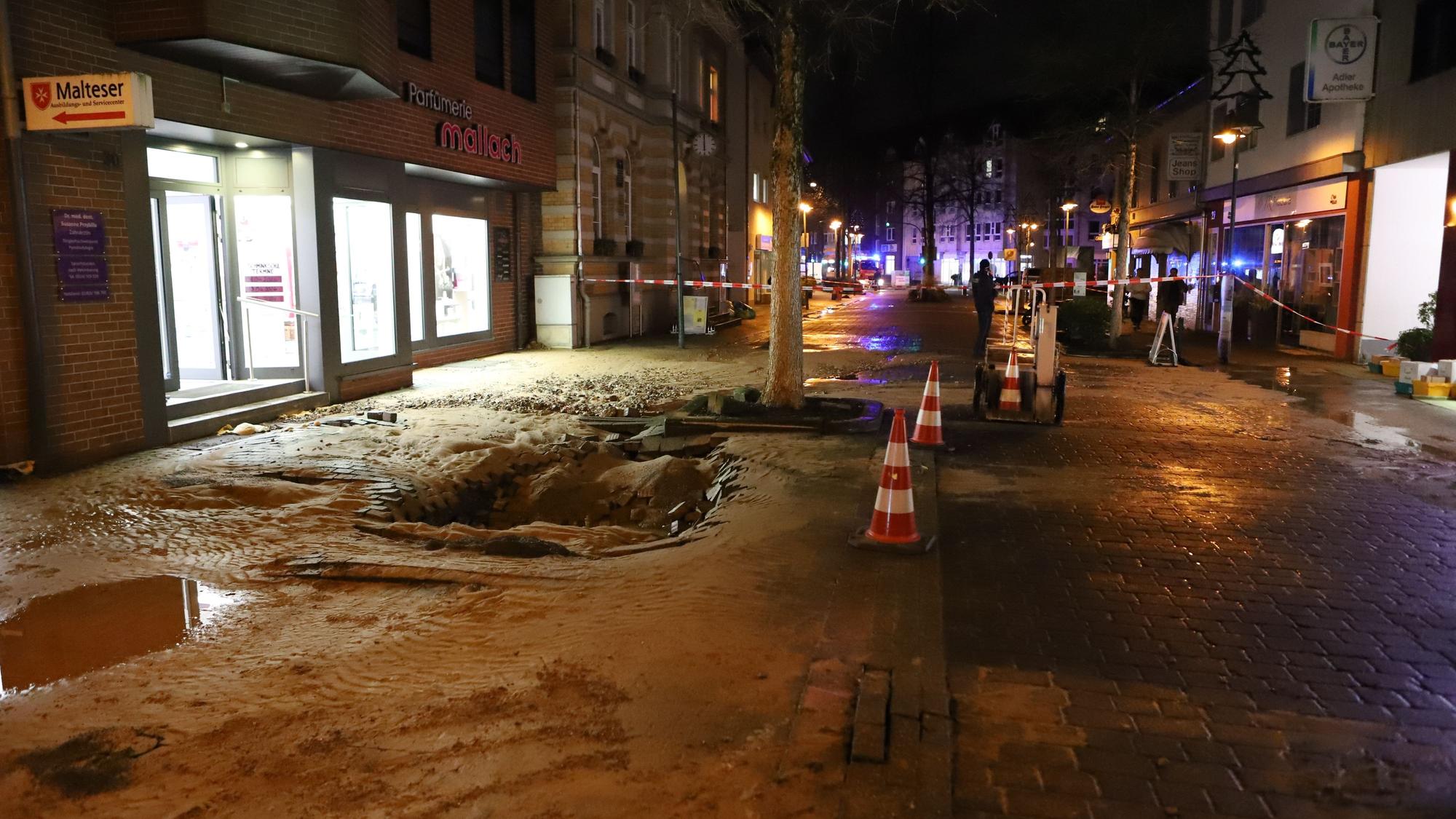 Der Bereich in der Schlebuscher Fußgängerzone aufgrund des Rohrbruchs abgesperrt.