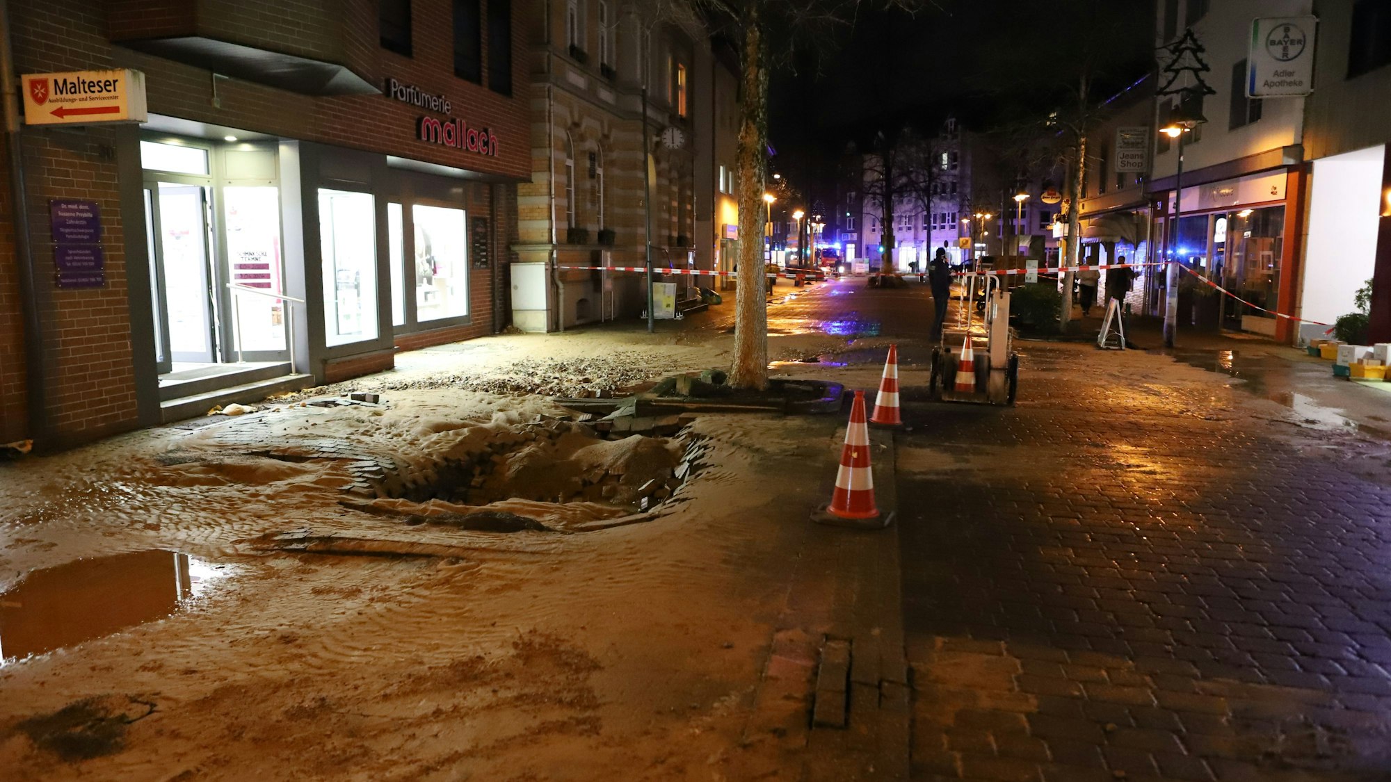 Der Bereich in der Schlebuscher Fußgängerzone aufgrund des Rohrbruchs abgesperrt.