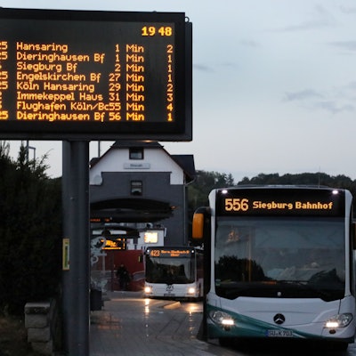 Busse stehen am Bahnhof Rösrath.