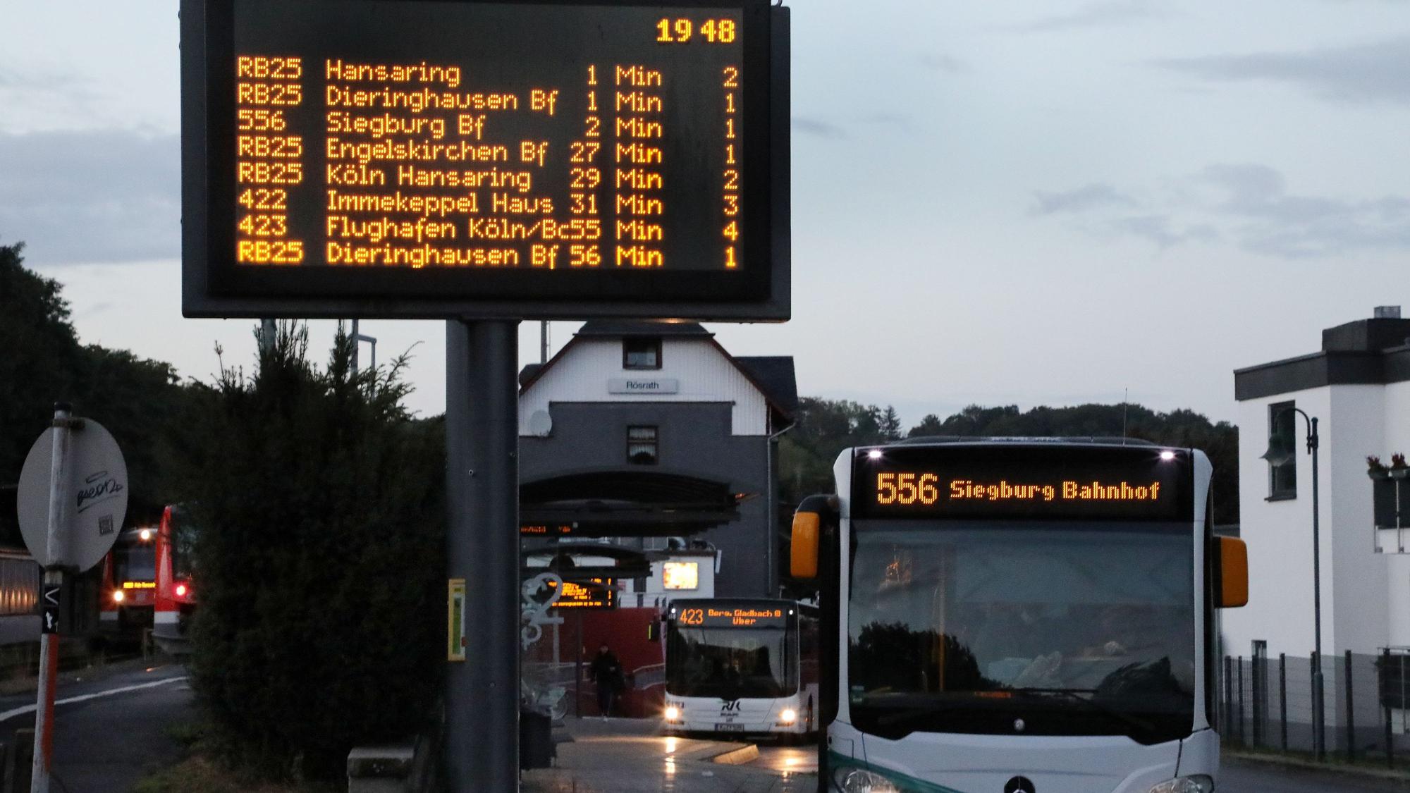Busse stehen am Bahnhof Rösrath.